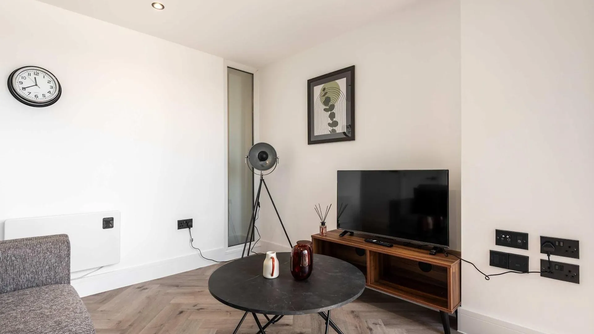 Stunning 1 Bedroom Apartment In Central שפילד