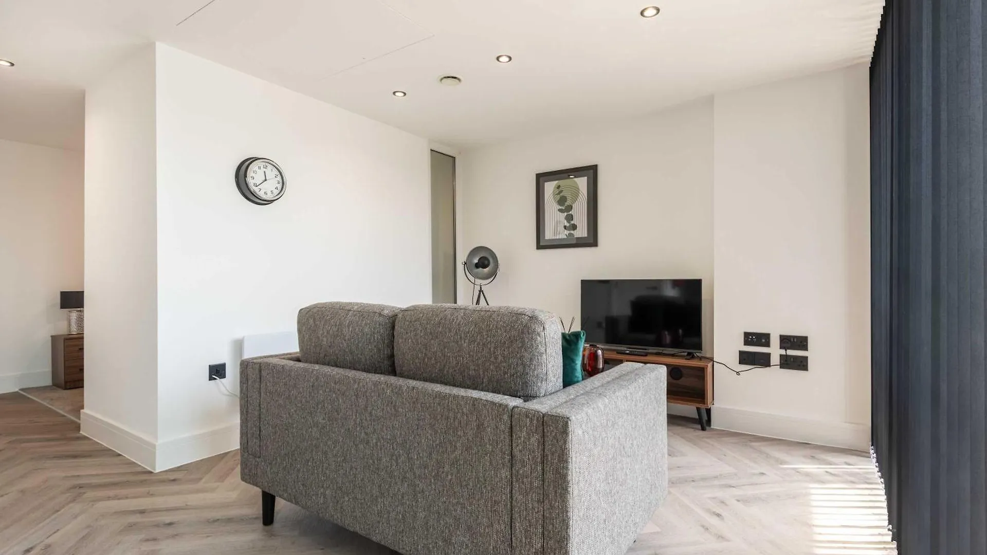 Stunning 1 Bedroom Apartment In Central שפילד
